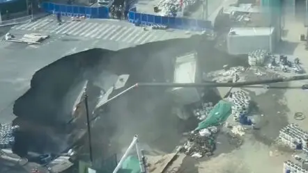 Shanghai Massive Sinkhole | క్షణాల్లో కుంగిన భూమి.. జనం పరుగో పరుగు: చైన్నై షాంఘైలో ఘటన