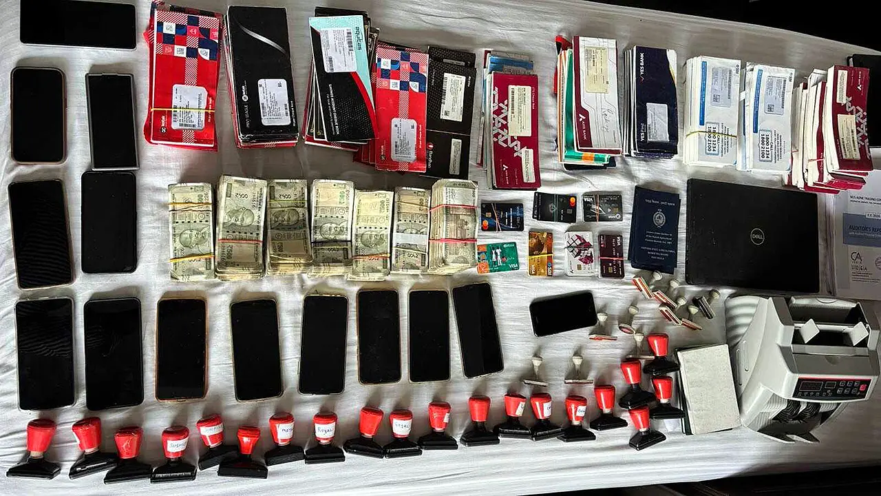 హైదరాబాద్ పోలీసుల ‘ఆపరేషన్ ఆక్టోపస్’లో పట్టుబడ్డ డిజిటల్ పరికరాలు, నగదు, మొబైళ్లు, ల్యాప్‌టాప్‌లు