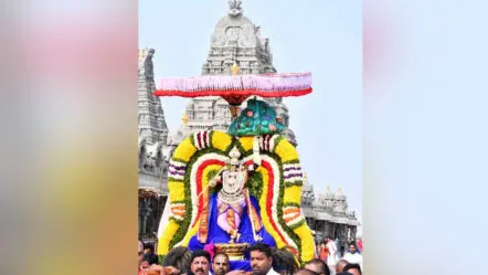 Yadadri Temple Brahmotsavam : లక్ష్మీ నరసింహుడికి వైభవంగా అలంకార సేవలు