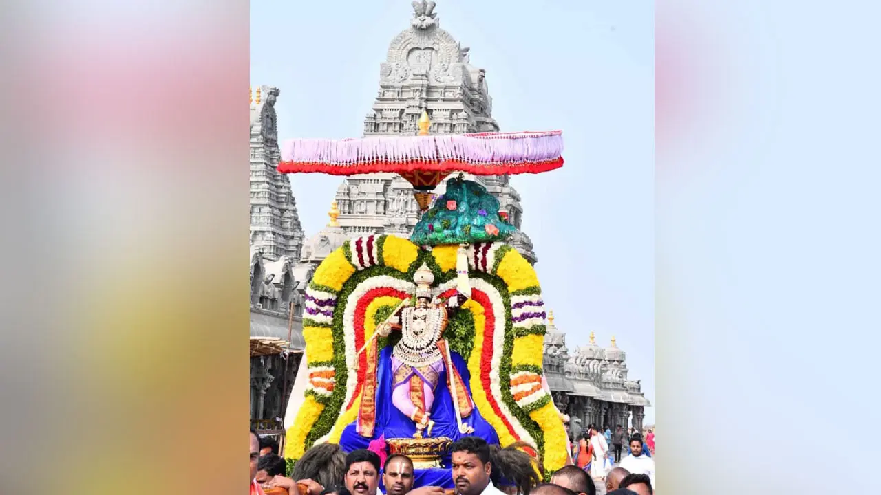 Yadadri Temple Brahmotsavam : లక్ష్మీ నరసింహుడికి వైభవంగా అలంకార సేవలు