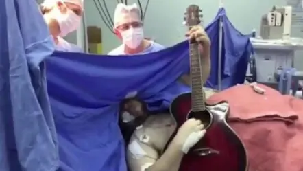Music Mapping Neurosurgery : వండర్..గీటార్ వాయిస్తుండగానే బ్రెయిన్ ట్యూమర్ ఆపరేషన్ !