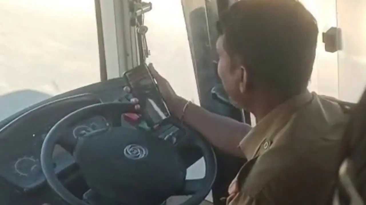 Bus Driver | ప్ర‌యాణికుల‌ ప్రాణాల‌తో చెల‌గాటం.. ఫోన్‌లో రీల్స్ చూస్తూ బ‌స్సు న‌డుపుతున్న ఆర్టీసీ డ్రైవ‌ర్‌.. షాకింగ్ వీడియో