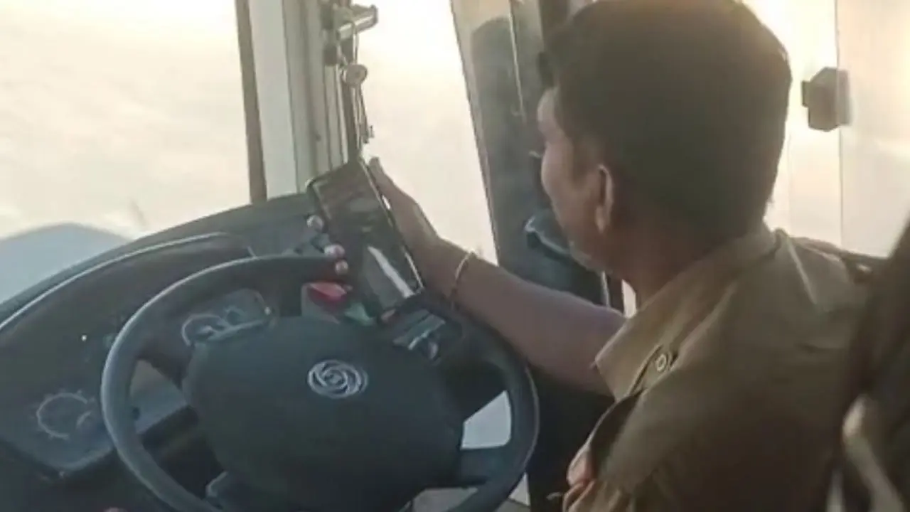 Bus Driver | ప్ర‌యాణికుల‌ ప్రాణాల‌తో చెల‌గాటం.. ఫోన్‌లో రీల్స్ చూస్తూ బ‌స్సు న‌డుపుతున్న ఆర్టీసీ డ్రైవ‌ర్‌.. షాకింగ్ వీడియో