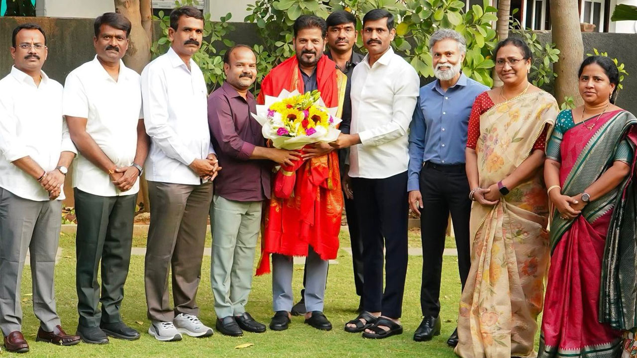 ఉగ్యోగులకు వరంగా ఆదర్శవంతమైన ఆరోగ్య పథకాలు : వీ లచ్చిరెడ్డి Employees JAC CM Revanth Reddy health insurance schemes