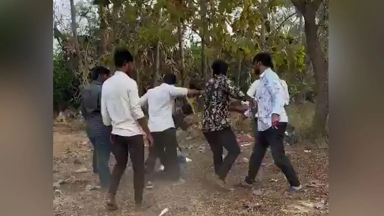 ఏపీలో తోటి విద్యార్ధుల అమానుష దాడి..అపస్మారక స్థితిలో విద్యార్థి