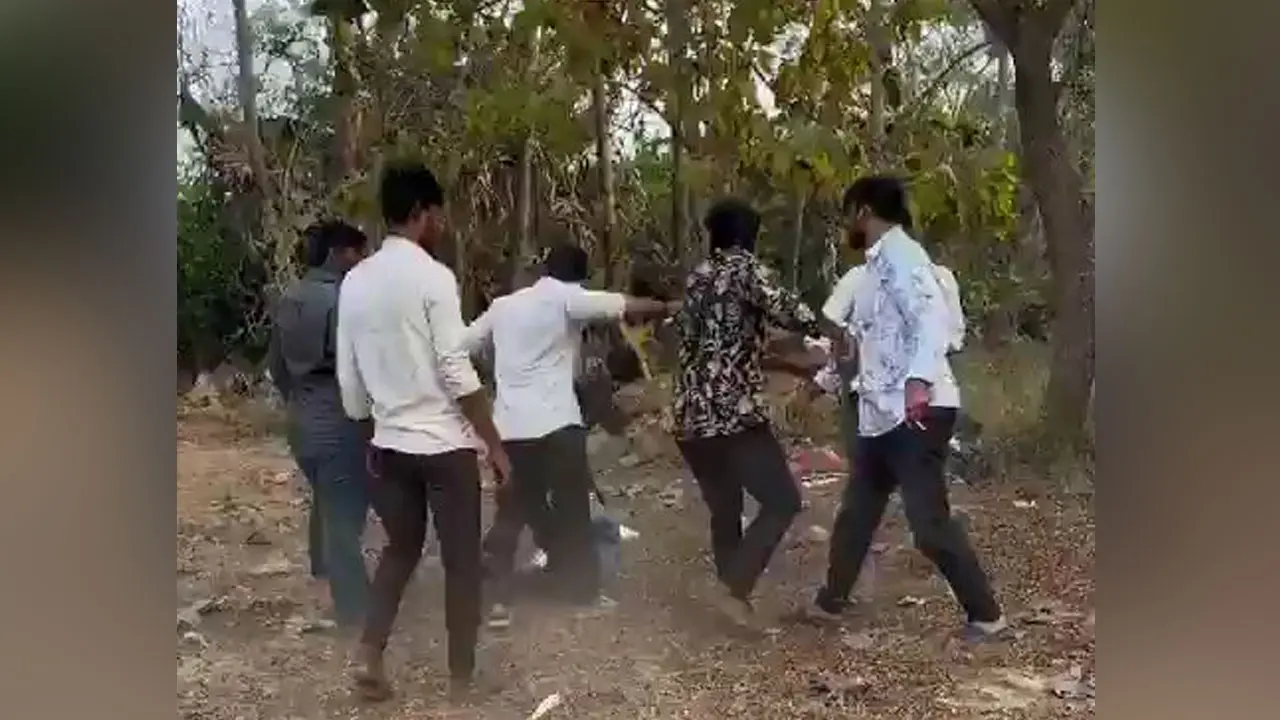 ఏపీలో తోటి విద్యార్ధుల అమానుష దాడి..అపస్మారక స్థితిలో విద్యార్థి