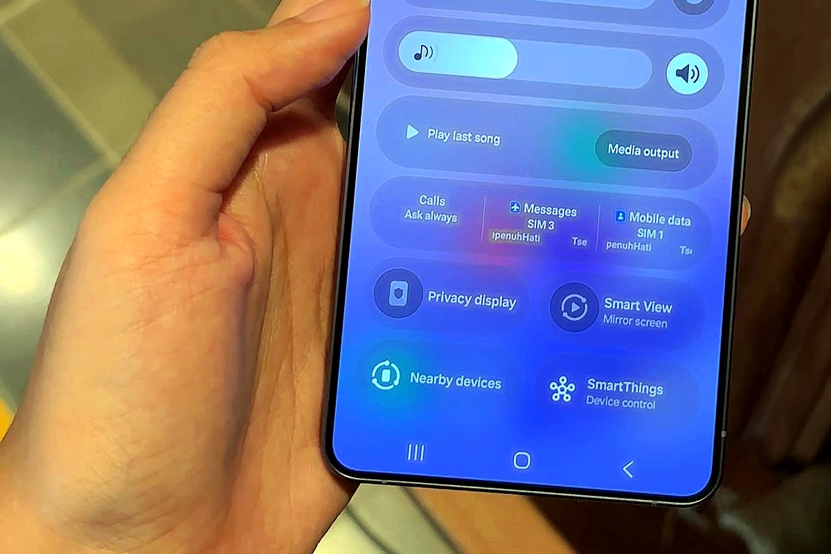 Galaxy S26 Ultra Privacy Display feature activated in quick panel with toggles for maximum protection and notification pop-ups