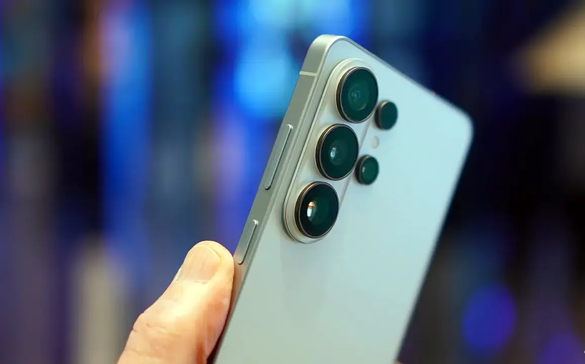 Galaxy S26 Ultra 200MP quad camera module close-up showing advanced lenses and flash