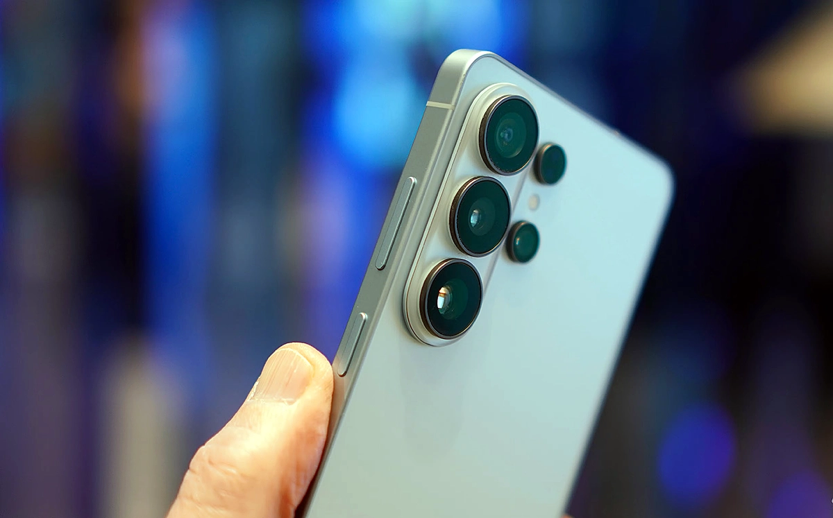 Galaxy S26 Ultra 200MP quad camera module close-up showing advanced lenses and flash