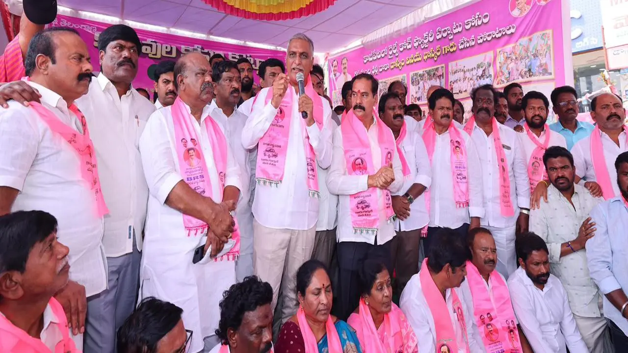 స్థానికులకు ఉద్యోగమివ్వకుంటే ప్రారంభాన్ని అడ్డుకుంటాం : హరీష్ రావు