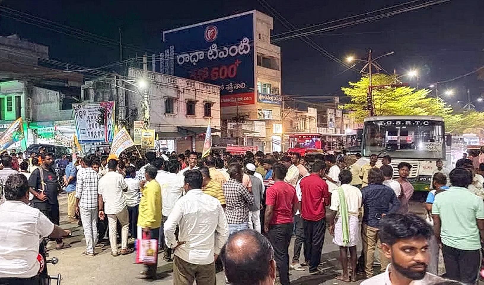 1. నాగర్కర్నూల్ పట్టణంలో శిశువు మరణంపై రాత్రివేళ రోడ్డుమీద గుమికూడిన నిరసనకారులు