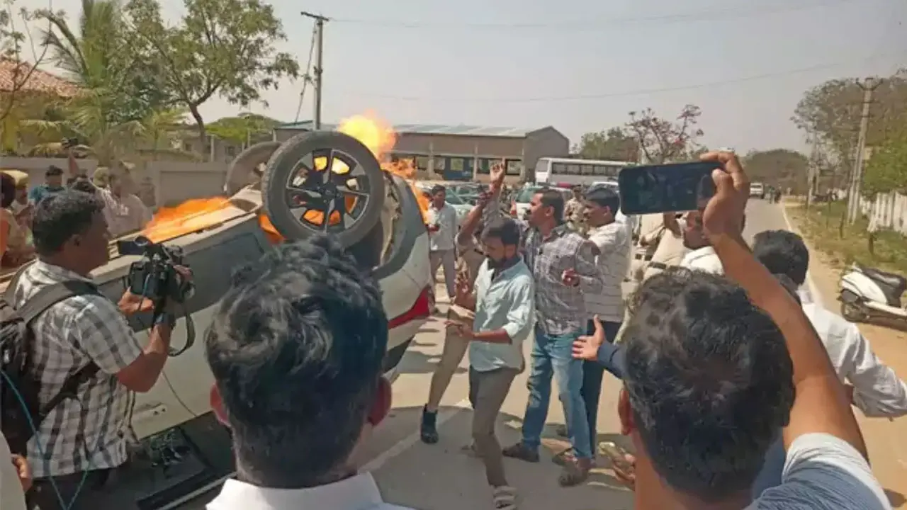 Kamareddy BJP Congress Clashes| కామారెడ్డిలో బీజేపీ, కాంగ్రెస్ వర్గాల మధ్య దాడులు.. ఉద్రిక్తత