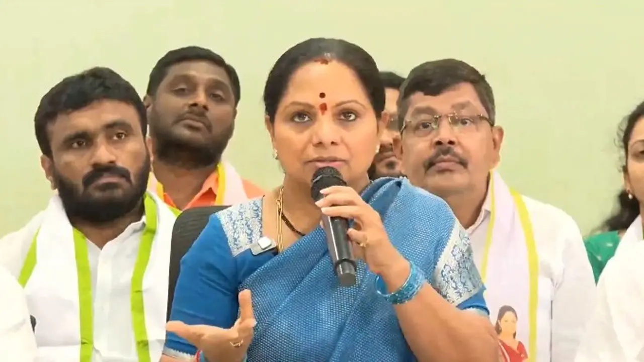 ఉద్యమ చరిత్రను రూపుమాపేందుకే బతుకమ్మ లేని తెలంగాణ తల్లి : కవిత ధ్వజం