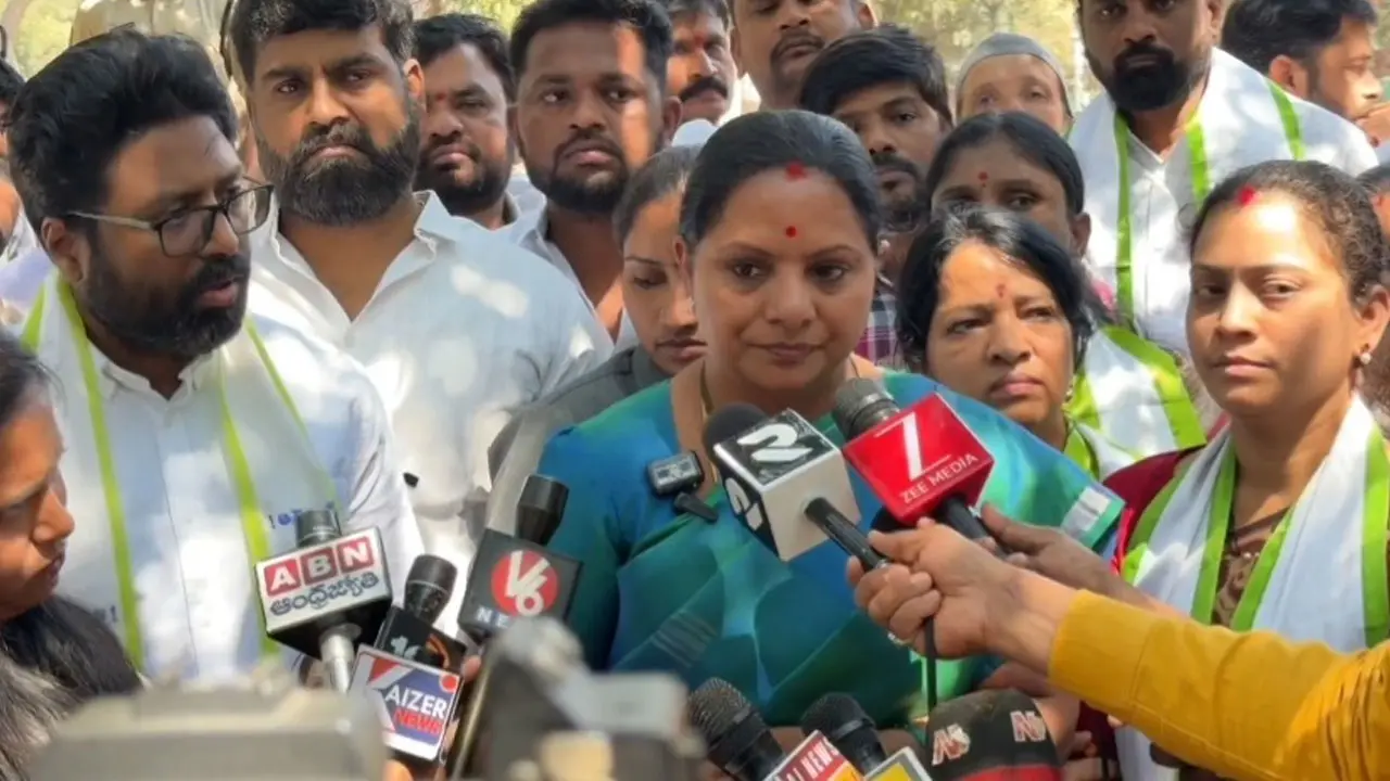 అసెంబ్లీలో పూలే విగ్రహం పెట్టాలి : కవిత డిమాండ్