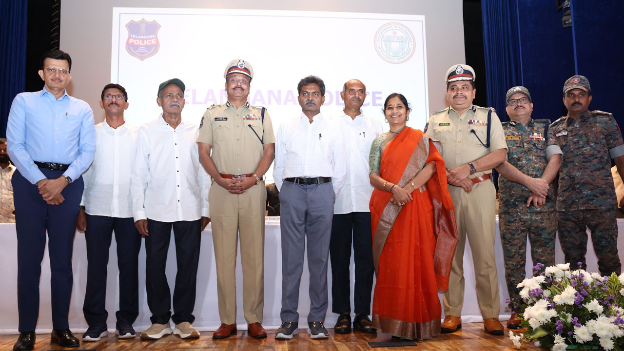 Devji surrendered | లాంఛనంగా లొంగిపోయిన దేవ్‌జీ, మల్లా రాజిరెడ్డి, దామోదర్‌, గంగన్న.. మీడియా సమావేశంలో ప్రవేశపెట్టిన డీజీజీ