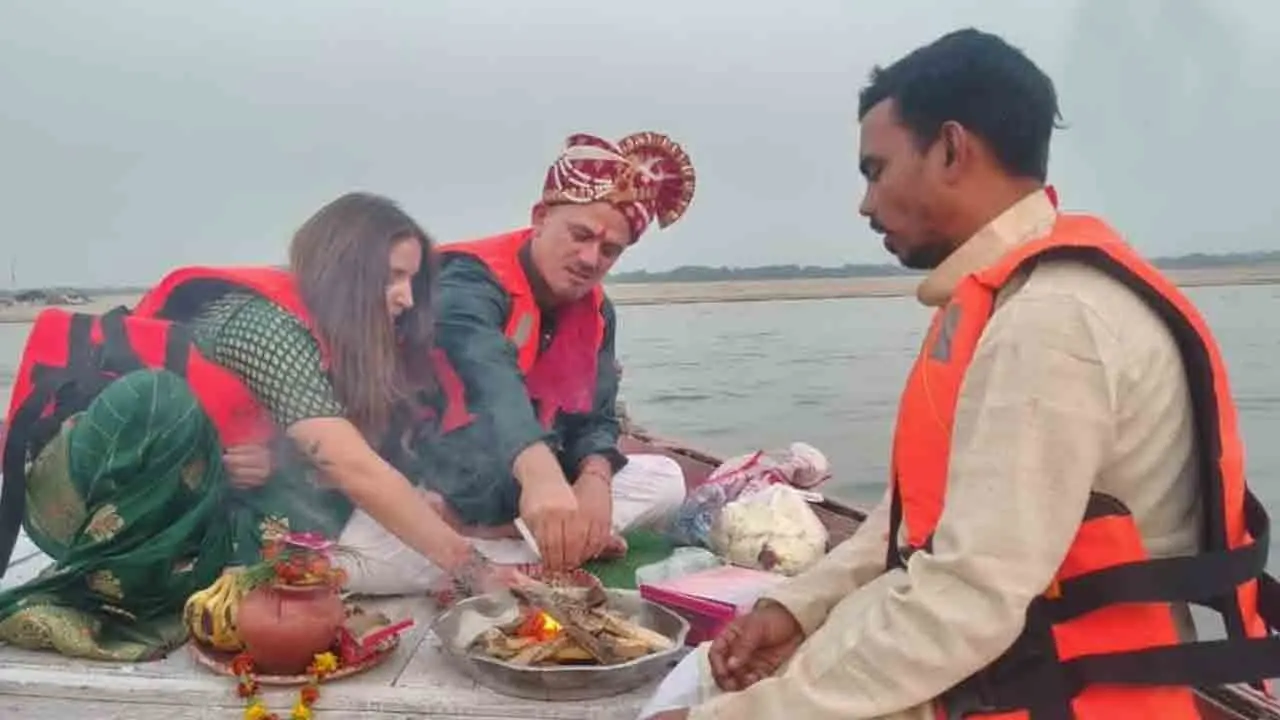 Mexican Couple | ప‌డ‌వే వివాహ వేదిక‌.. వార‌ణాసిలో గంగ‌మ్మ సాక్షిగా ఒక్క‌టైన మెక్సికో జంట‌