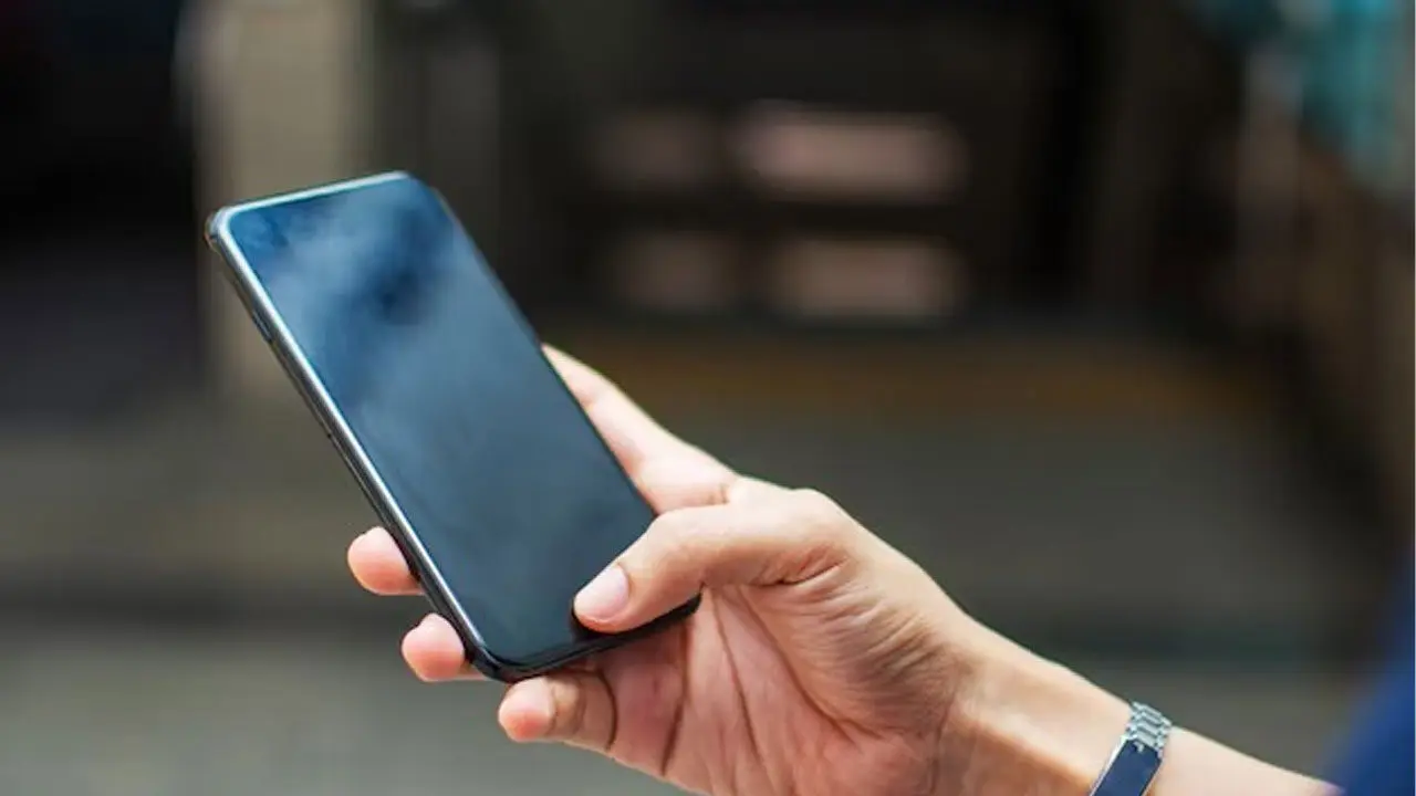 Bacteria On Your Mobile Screen | మొబైల్ స్క్రీన్‌పై వేల సంఖ్య‌లో బ్యాక్టీరియా.. షాకింగ్ వీడియో