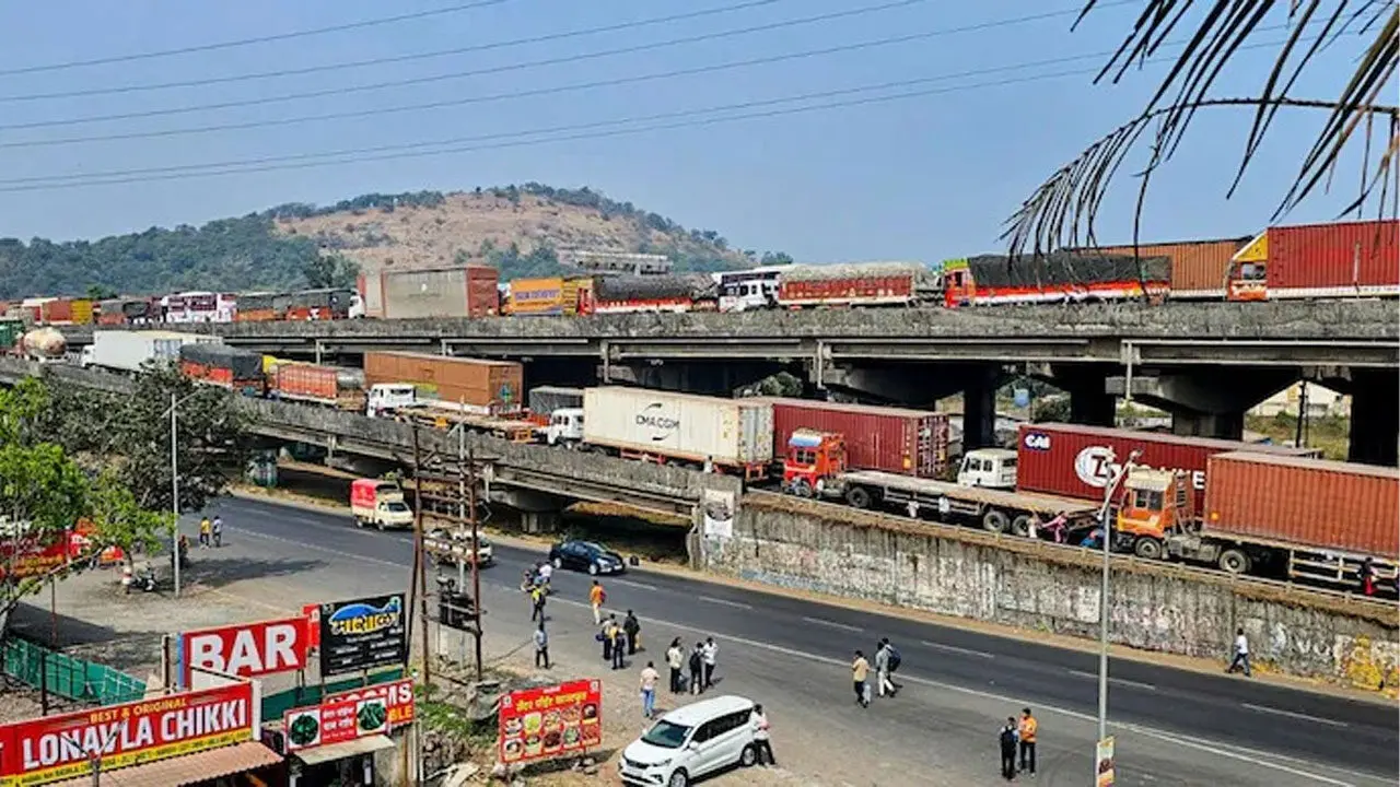 Mumbai-Pune Expressway : భారీగా ట్రాఫిక్‌ జామ్‌.. 18 గంటల పాటూ ప్రయాణికుల నరకయాతన