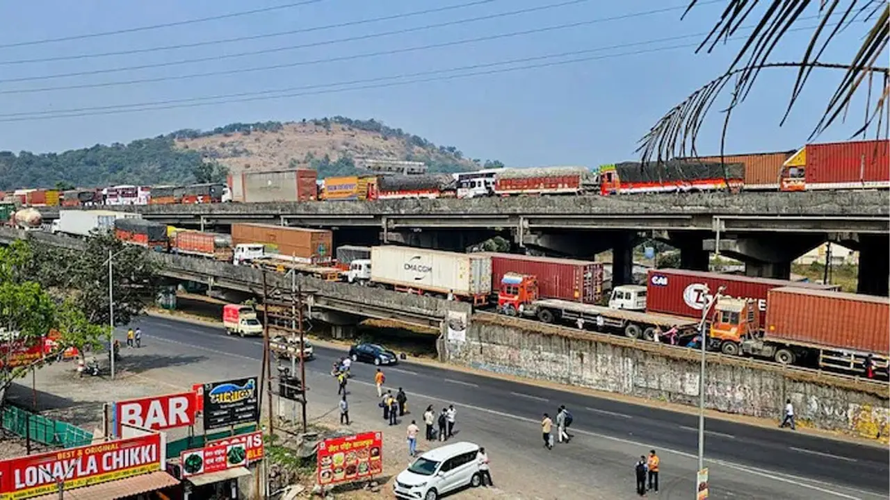 Mumbai-Pune Expressway : భారీగా ట్రాఫిక్‌ జామ్‌.. 18 గంటల పాటూ ప్రయాణికుల నరకయాతన