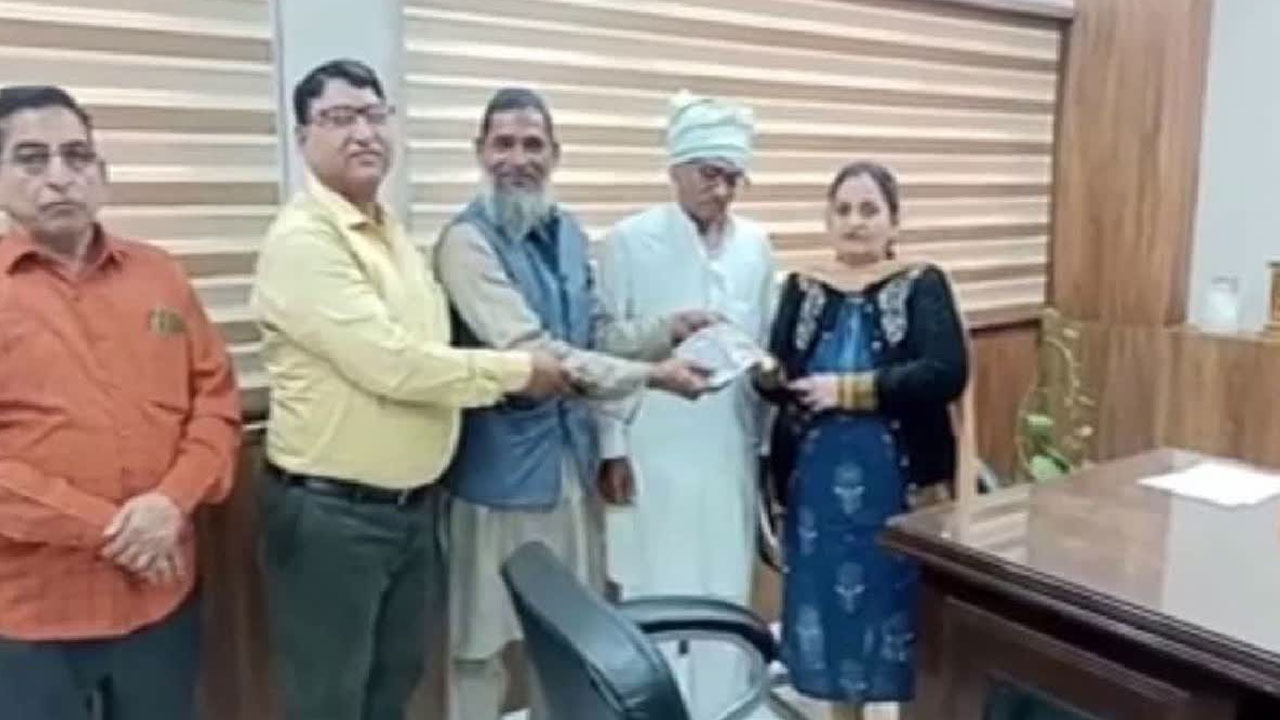 Scrap dealer returns 15 lakh worth gold