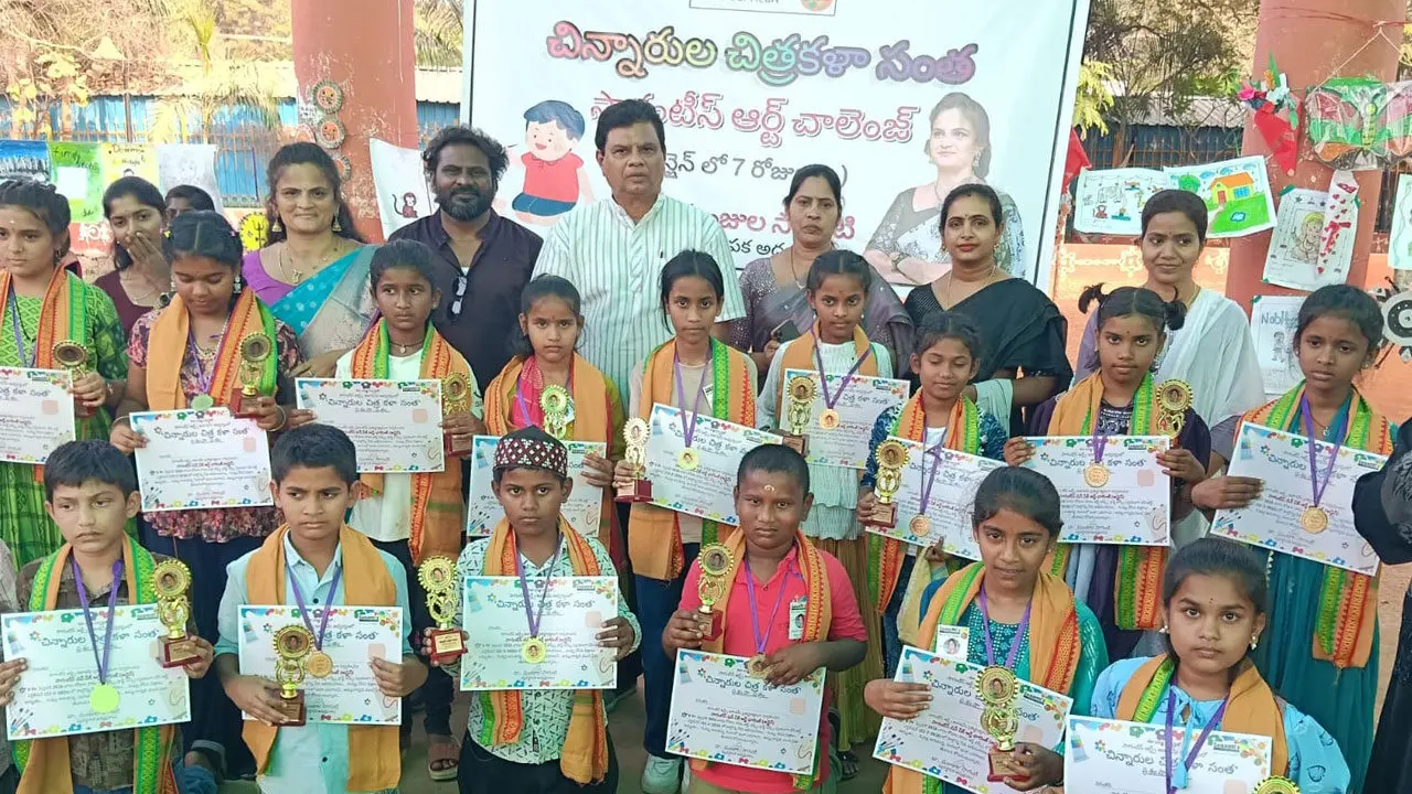 అలరించిన చిన్నారుల చిత్ర కళాసంత…సృజనాత్మకత వెలికి తీసేందుకు యత్నం