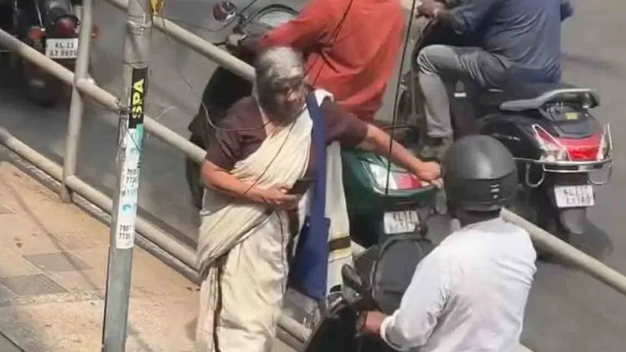 Elderly Woman | ఫుట్‌పాత్‌పై వాహ‌నం న‌డిపేందుకు య‌త్నించిన బైక‌ర్‌ను ధైర్యంగా అడ్డుకున్న వృద్ధురాలు.. VIDEO