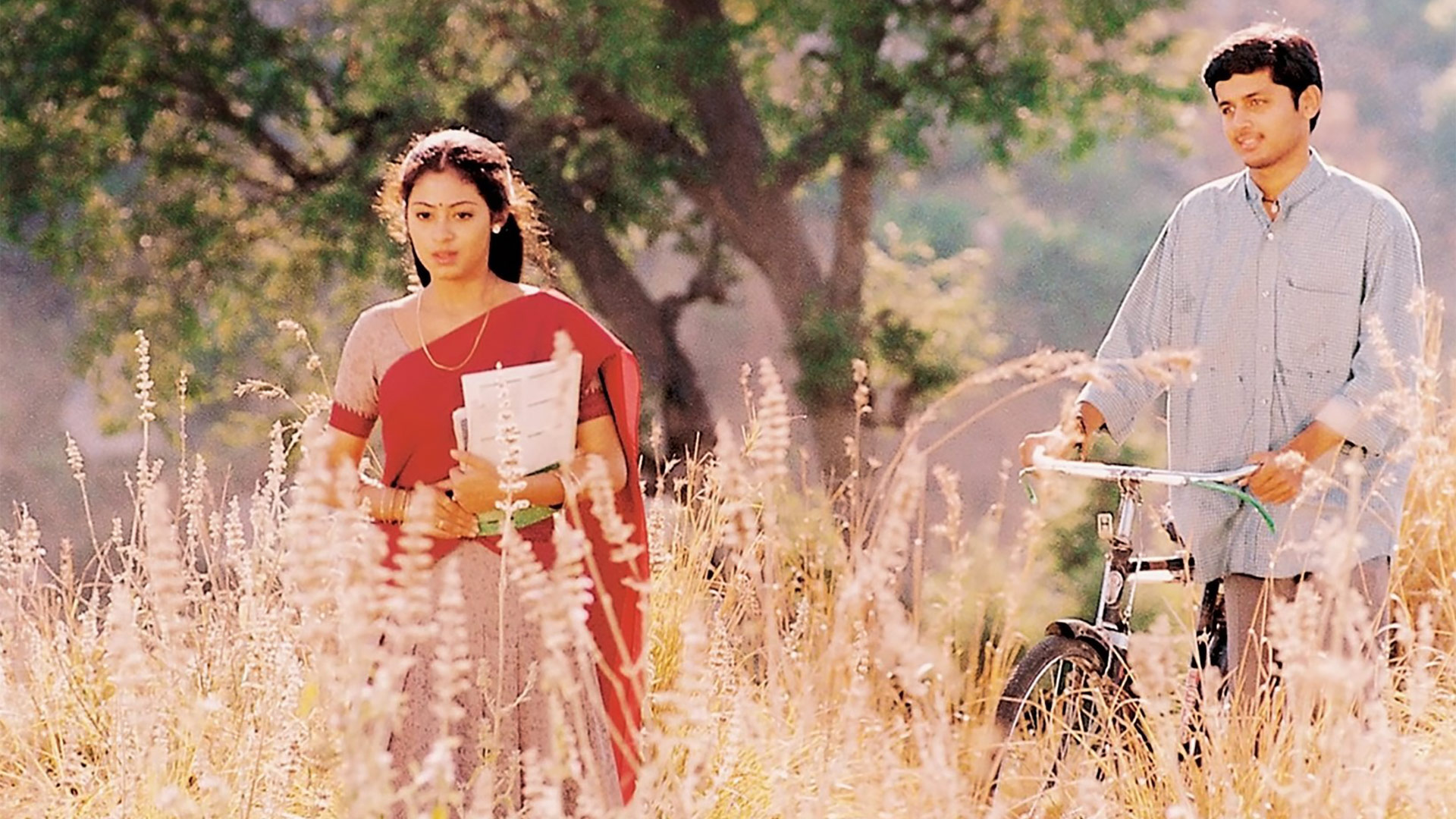 ఆయనే నితిన్. సీనియర్ హీరోయిన్ల నుంచి నేటి తరం సెన్సేషన్ల వరకు అందరితోనూ స్క్రీన్ షేర్ చేసుకున్న రికార్డు ఈ హీరో పేరిట ఉంది. నితిన్ సినీ ప్రయాణం జయం సినిమాతో మొదలైంది. ఈ సినిమాలో సదా హీరోయిన్‌గా నటించింది. డెబ్యూ సినిమాతోనే రికార్డులు తిరగరాసాడు నితిన్. తేజ దర్శకత్వంలో తెరకెక్కిన ఈ సినిమా టాలీవుడ్ బెస్ట్ లవ్ స్టోరీస్‌లో ఒకటిగా నిలిచిపోయింది.