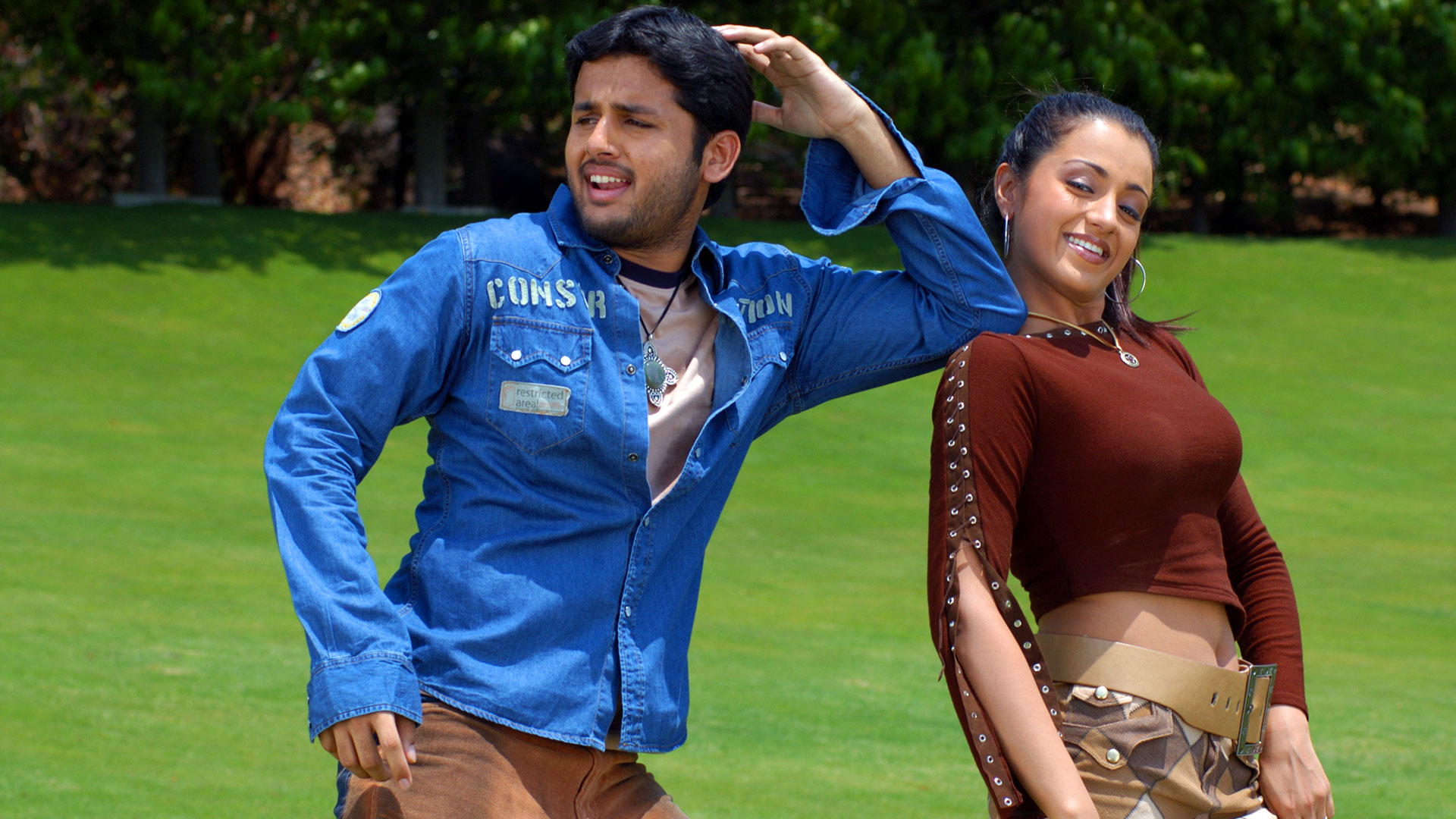 ప్రస్తుతం సౌత్‌లో ట్రెండ్ అవుతున్న త్రిషతో కూడా నితిన్ సినిమాలు చేశాడు. వీళ్ల కాంబినేషన్‌లో అల్లరి బుల్లోడు సినిమా వచ్చింది. దర్శకేంద్రుడు రాఘవేంద్ర రావు తెరకెక్కించిన ఈ సినిమా బాక్సాఫీస్ దగ్గర డిజాస్టర్ అయింది.