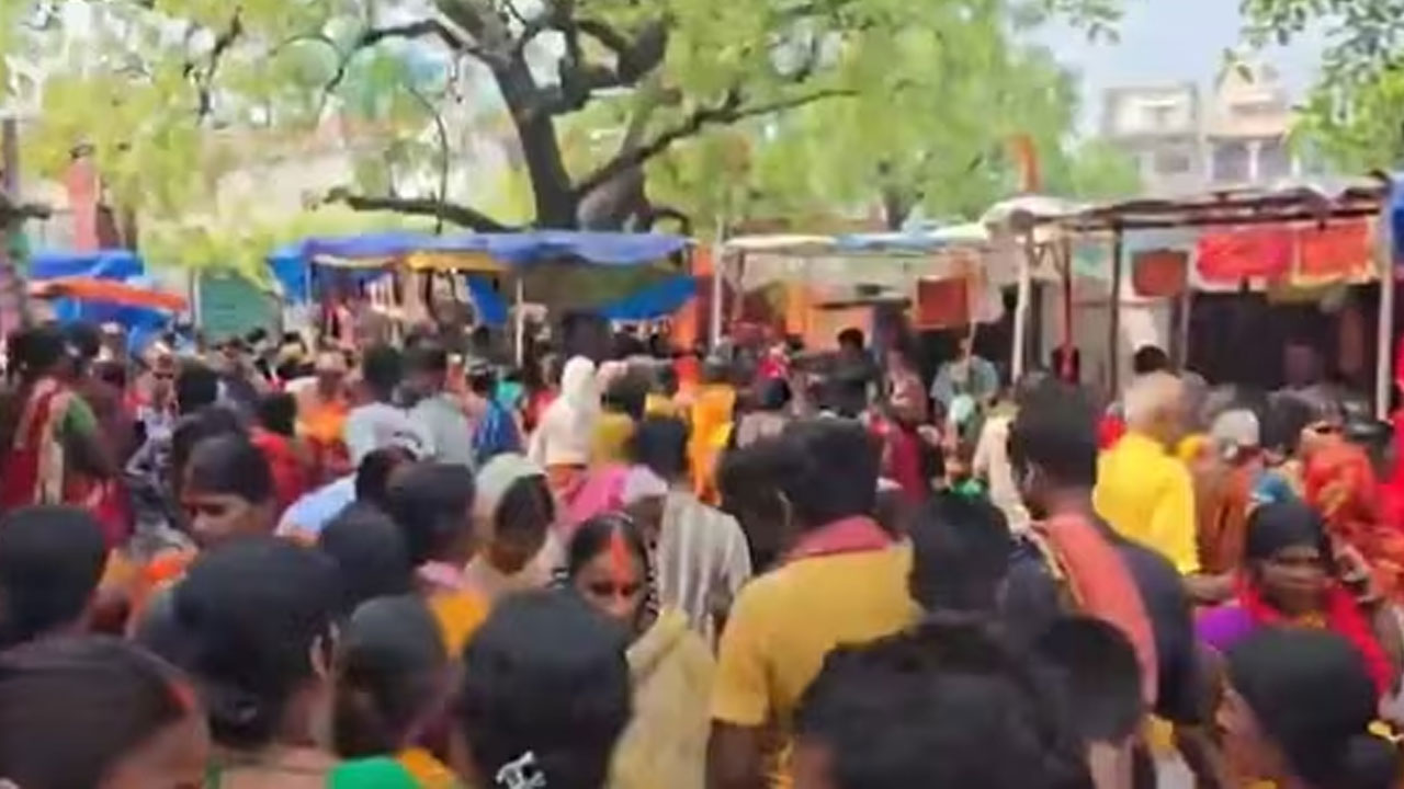 Stampede At Sheetla Temple | ఆలయంలో తొక్కిసలాట.. 8 మంది భక్తుల మృతి!