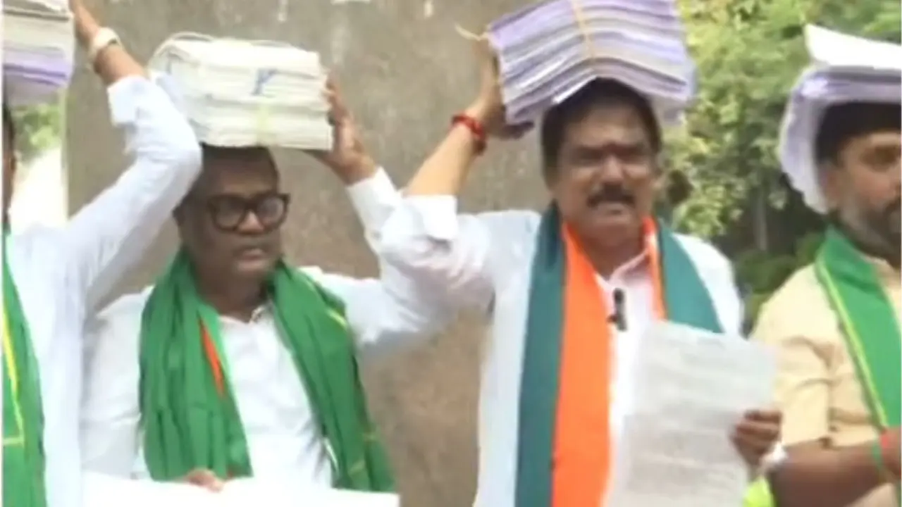 BJP MLAs Protest | అసెంబ్లీకి రైతు సమస్యల దరఖాస్తులతో బీజేపీ ఎమ్మెల్యేలు