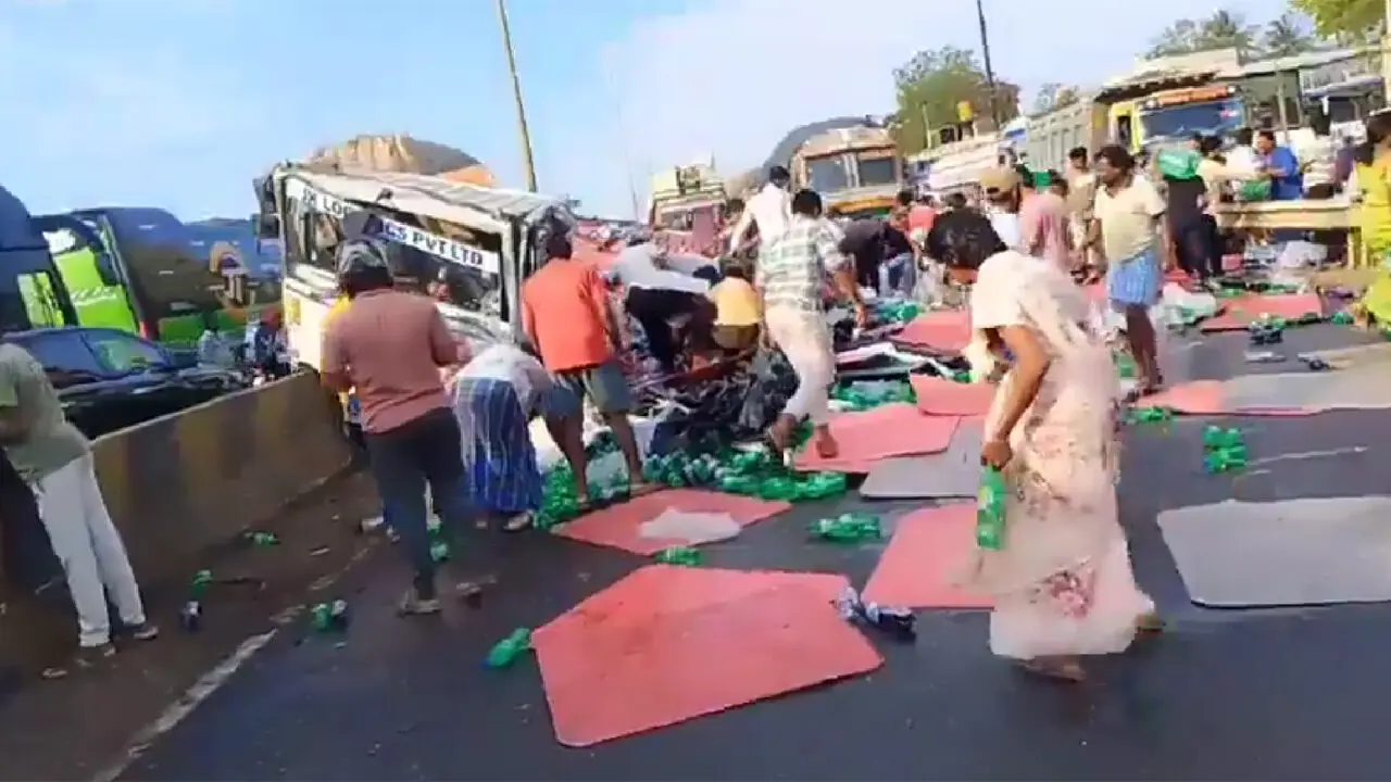 Nellore : కూల్ డ్రింక్స్ లారీ బోల్తా…10నిమిషాల్లో ఖాళీ చేసిన జనం