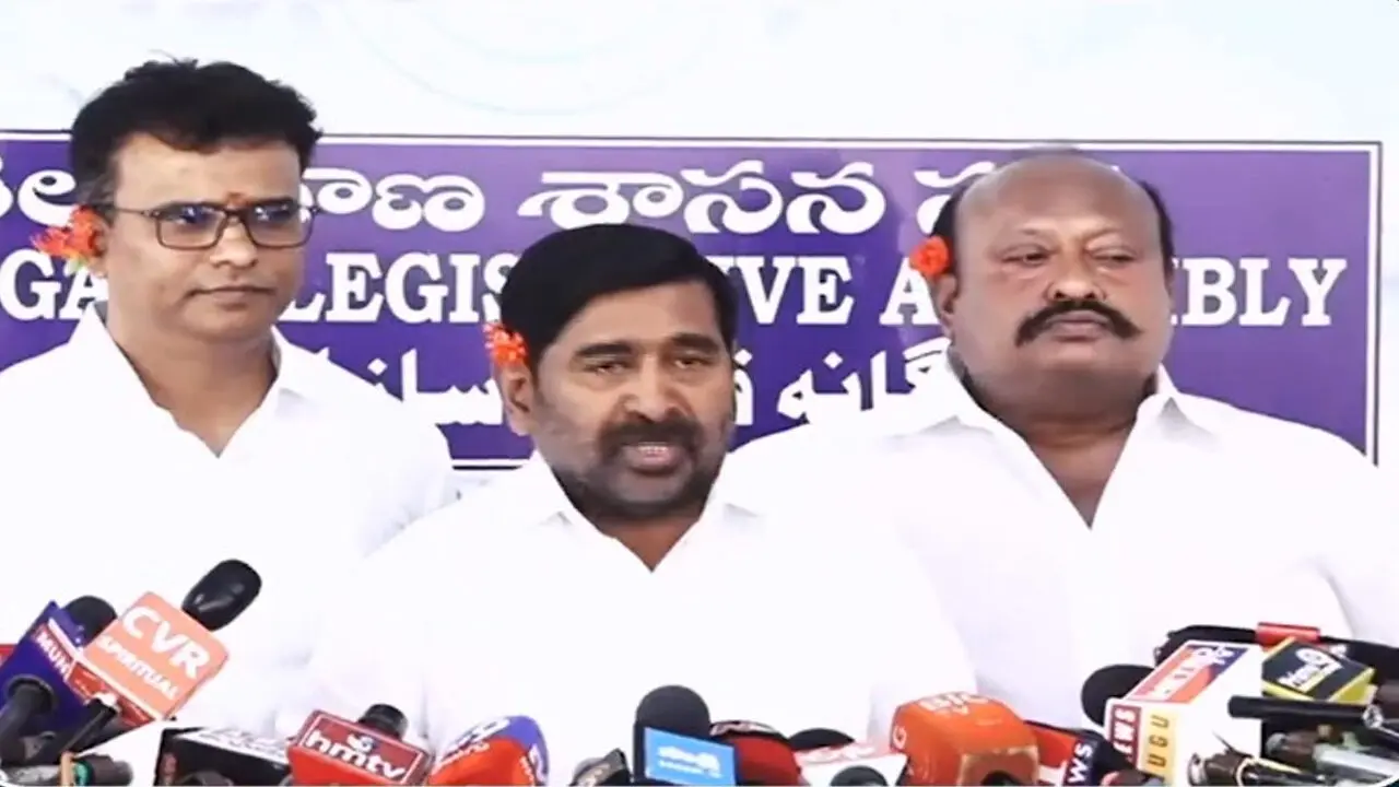 బడ్జెట్ పై చెవుల్లో పువ్వులతో బీఆర్ఎస్ ఎమ్మెల్యేల నిరసన
