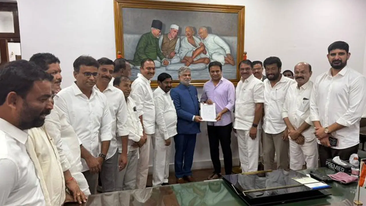 ఆరు గ్యారంటీలపై ప్రైవేట్ బిల్లుకు అనుమతించండి : స్పీకర్ కు బీఆర్ఎస్ ఎమ్మెల్యేల వినతి