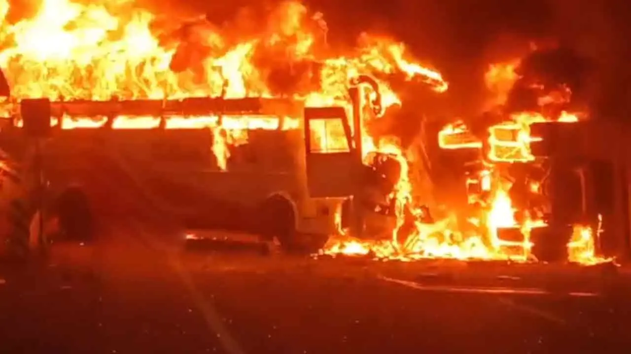 Bus Accident | ఏపీలో ఘోర బ‌స్సు ప్ర‌మాదం.. 10 మంది స‌జీవ‌ద‌హ‌నం