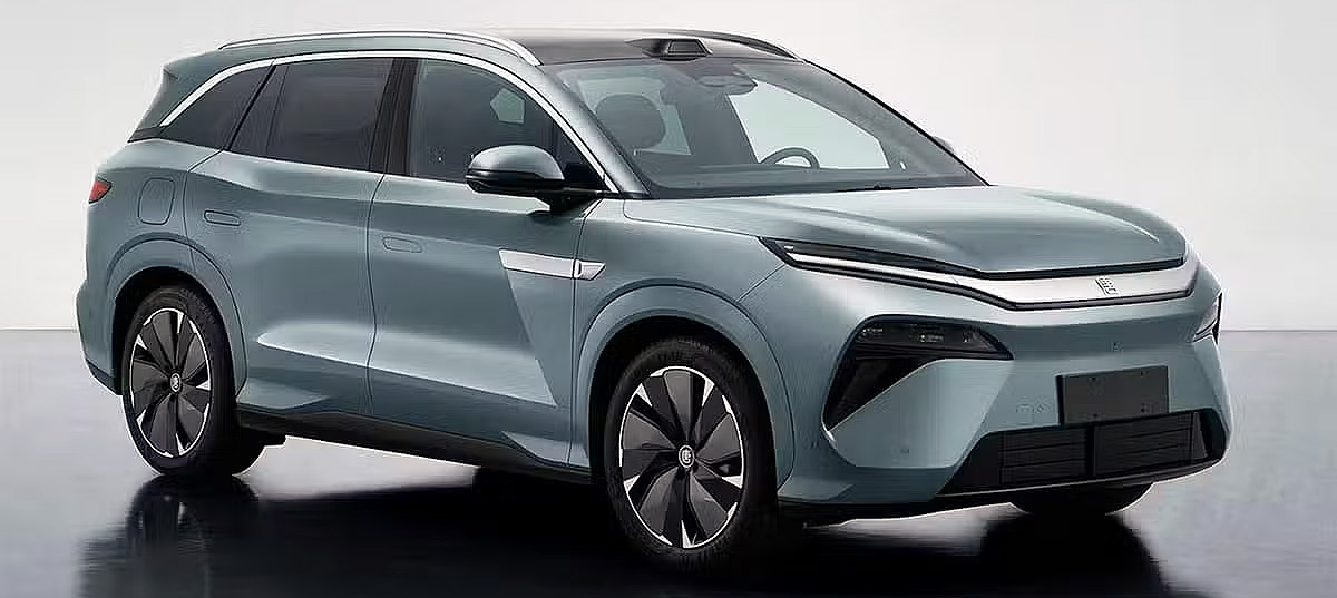 BYD Tang L electric SUV featuring megawatt flash charging and 1000V architecture