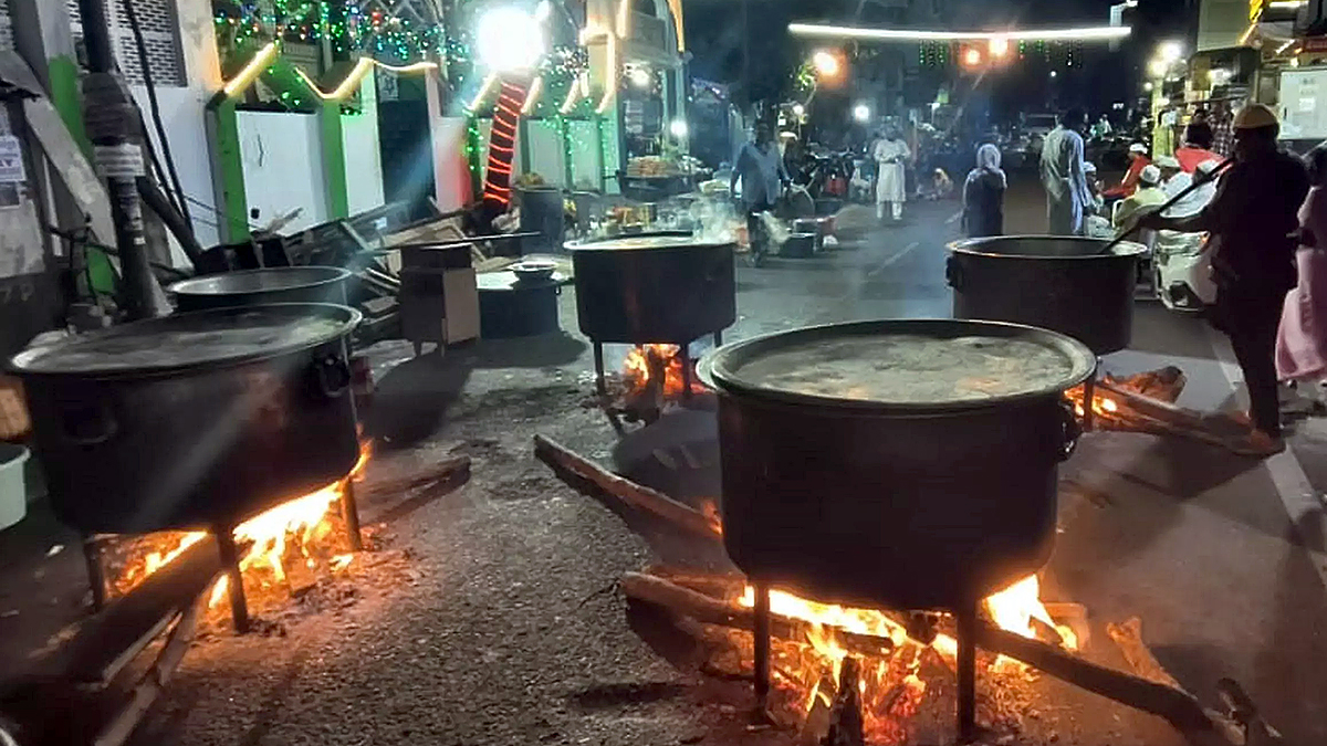 పాయా లేదు – నిహారీ లేదు : హైదరాబాద్ హోటళ్లలో 'గ్యాస్ ప్రాబ్లెం' Restaurants cooking large vessels on firewood due to LPG shortage in Hyderabad