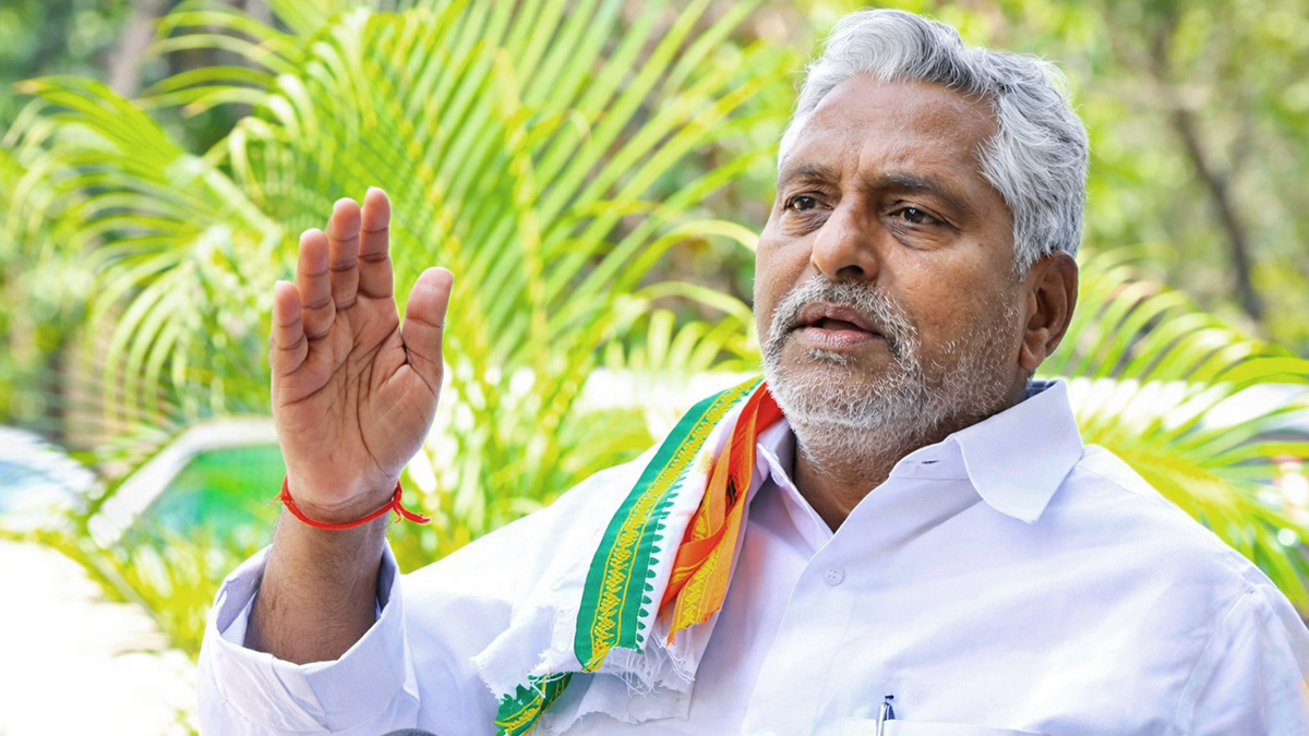 Former minister Jeevan Reddy speaking to media amid speculation of joining BRS in Telangana politics - File