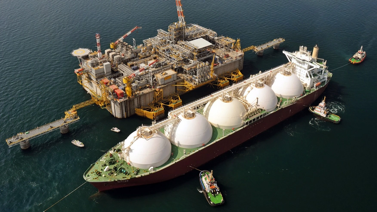సముద్రంలో LNG ట్యాంకర్కు గ్యాస్ లోడింగ్ చేస్తున్న ఆఫ్షోర్ ప్లాట్ఫామ్
