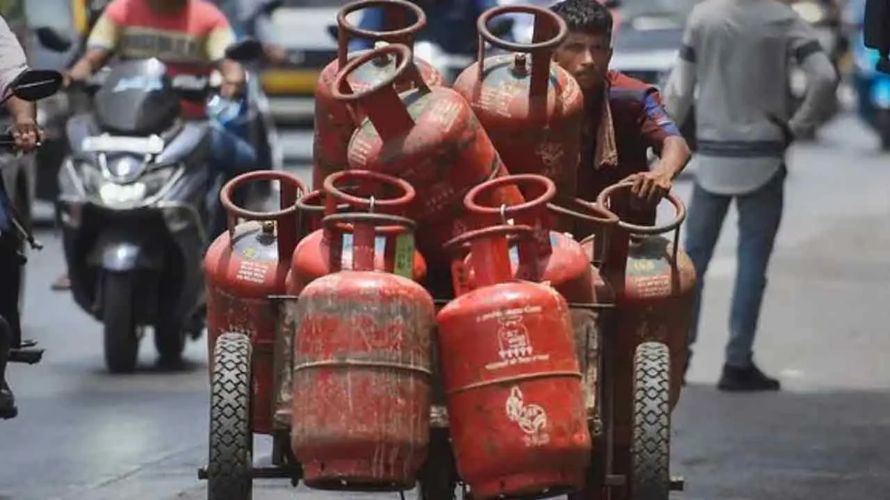 LPG Cylinder | గృహిణుల‌కు షాక్.. భారీగా పెరిగిన‌ వంట గ్యాస్ ధ‌ర‌లు.. హైద‌రాబాద్‌లో ధ‌ర ఎంతంటే..?