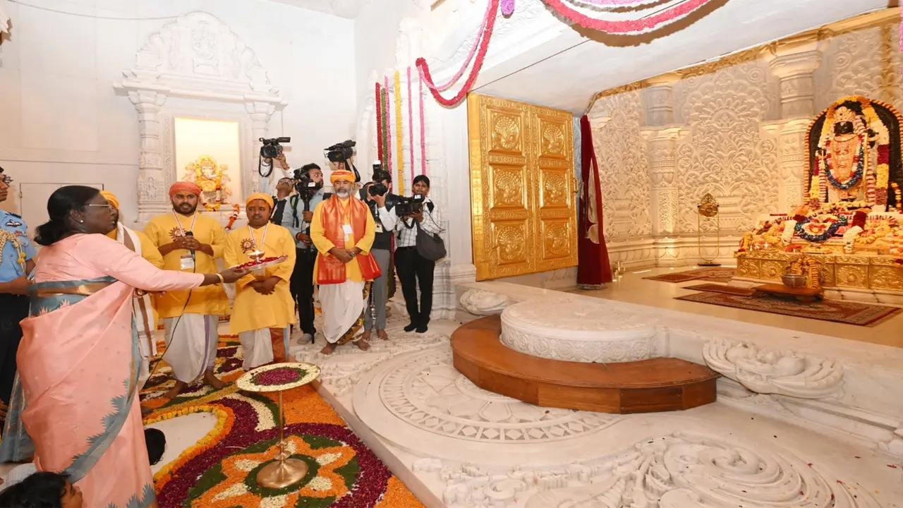 Droupadi Murmu Visits Ayodhya : అయోధ్య బాలరాముడిని దర్శించుకున్న రాష్ట్రపతి ద్రౌపది ముర్ము