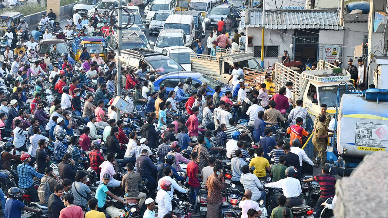 LPG Shortage | ఆయిల్ కంపెనీలపై అంతులేని ప్రేమ… నిద్రపోతున్న పౌర సరఫరాల విభాగం