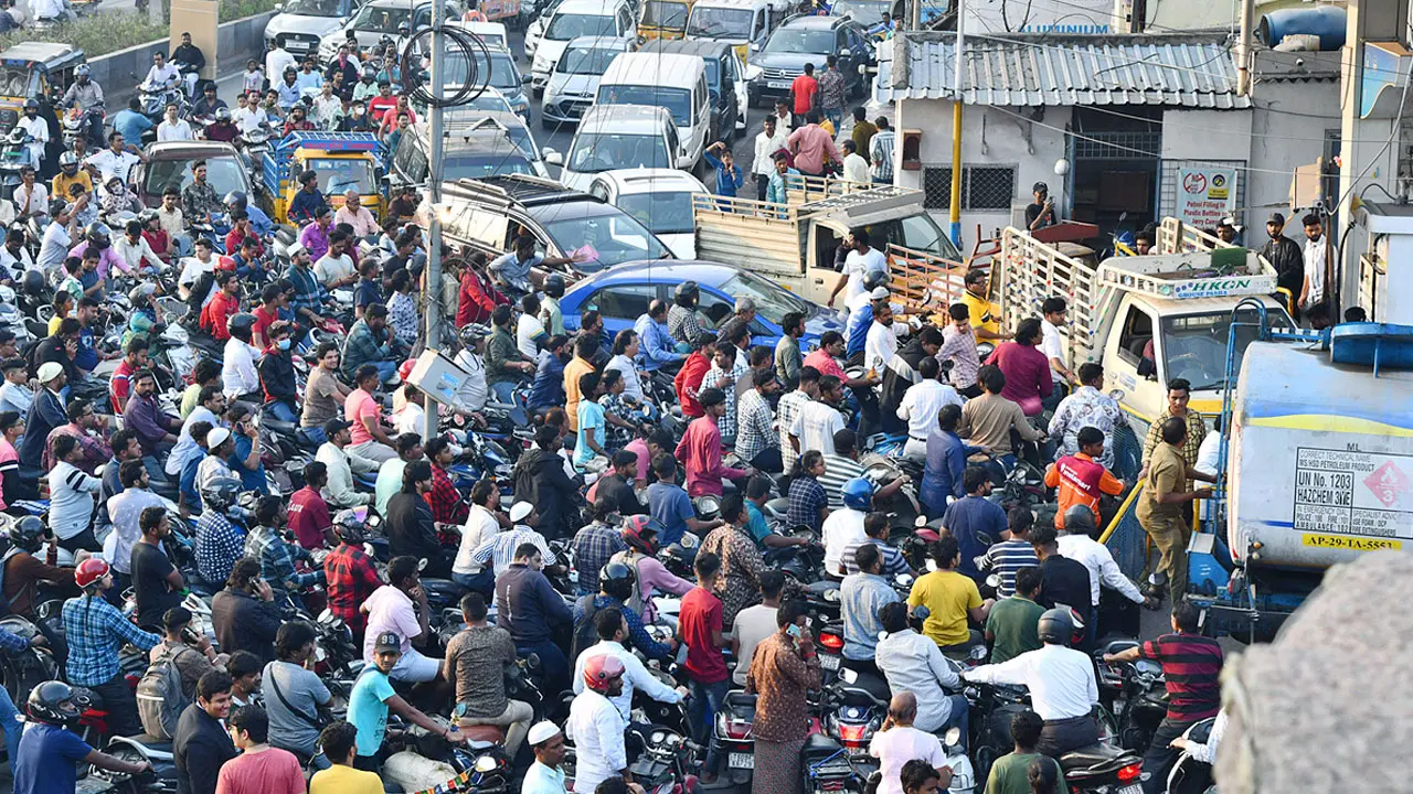 LPG Shortage | ఆయిల్ కంపెనీలపై అంతులేని ప్రేమ… నిద్రపోతున్న పౌర సరఫరాల విభాగం