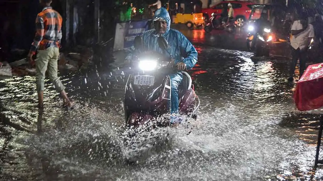 Rains | హైద‌రాబాద్‌లో అర్ధ‌రాత్రి దంచికొట్టిన వాన‌