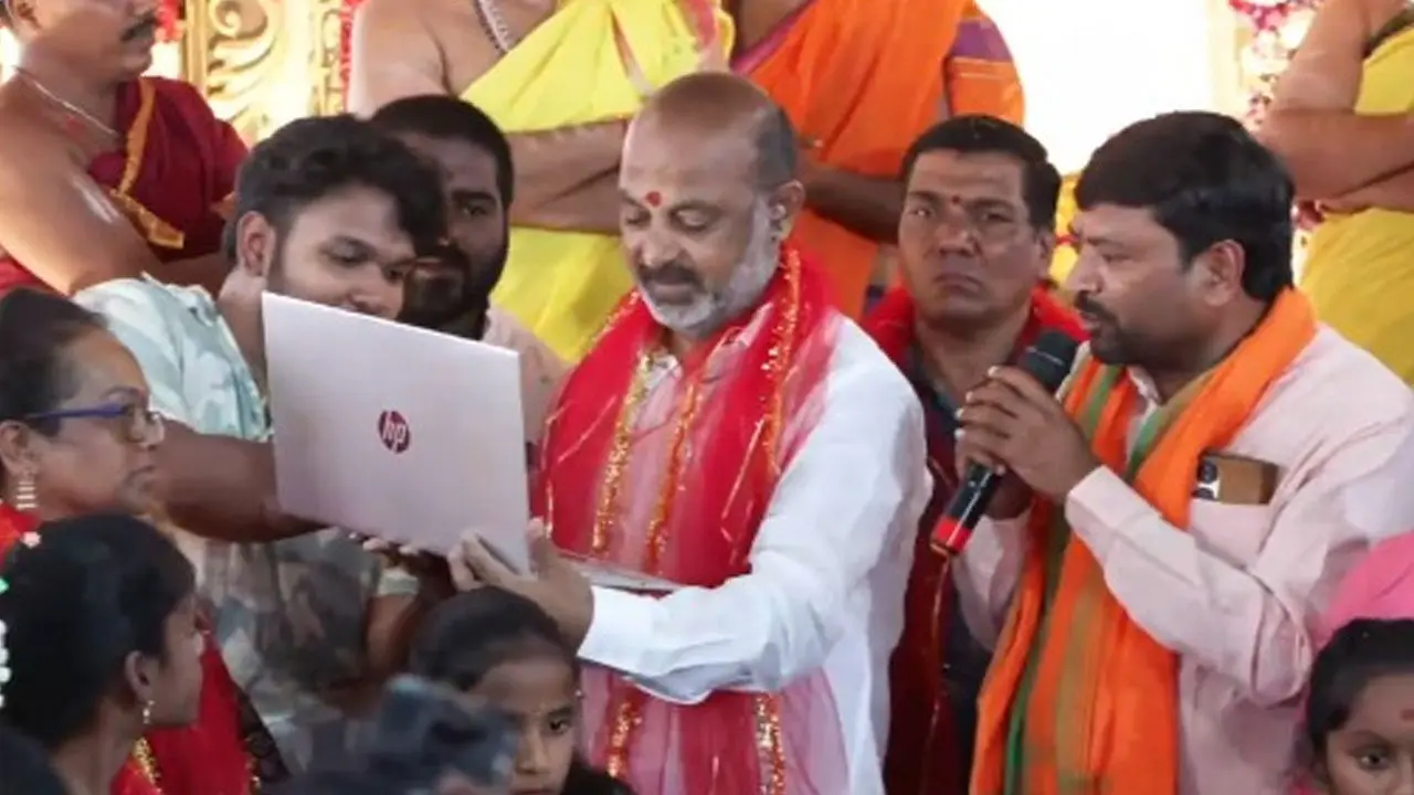 Bandi Sanjay : సింగర్ గా మారిన కేంద్ర మంత్రి బండి సంజయ్