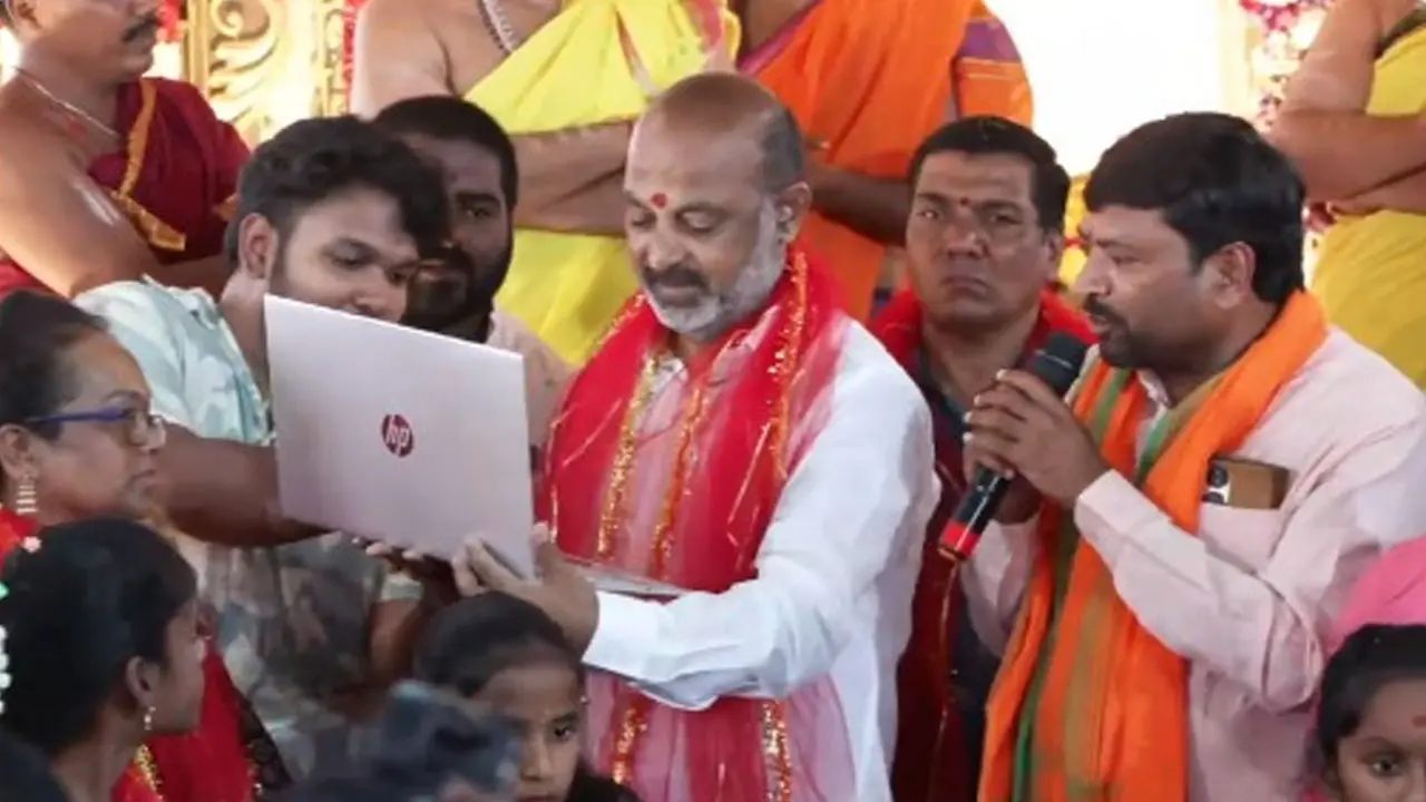 Bandi Sanjay : సింగర్ గా మారిన కేంద్ర మంత్రి బండి సంజయ్
