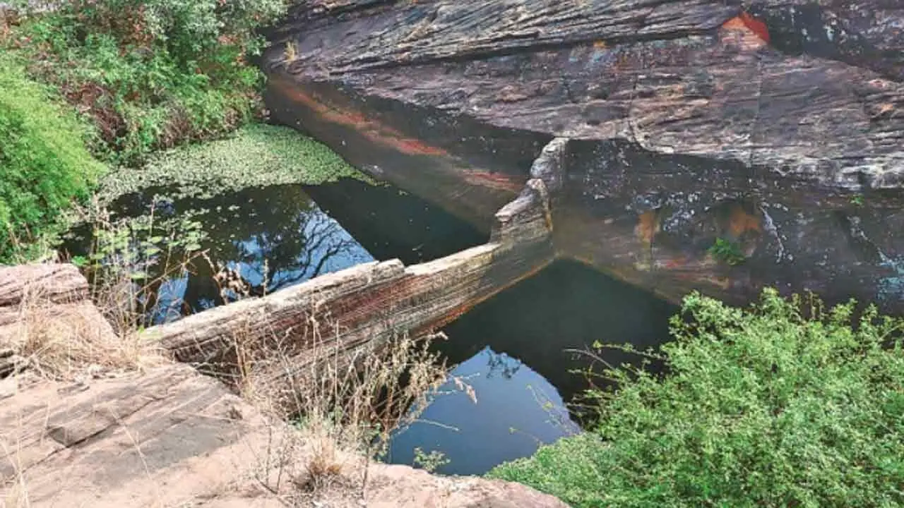 Gandhari khilla | నిండు కుండ‌లా ‘స‌వ‌తుల బావులు’.. ఆశ్చ‌ర్య‌పోతున్న ప‌ర్యాట‌కులు