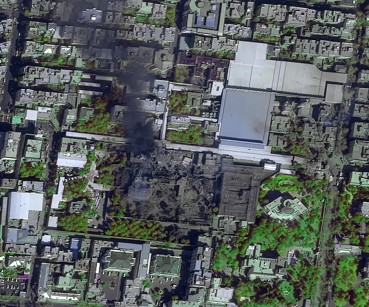 టెహ్రాన్లో ఖమేనీ నివాస సముదాయం పై వైమానిక దాడి తర్వాత పొగలు ఎగసిపడుతున్న ఉపగ్రహ దృశ్యం