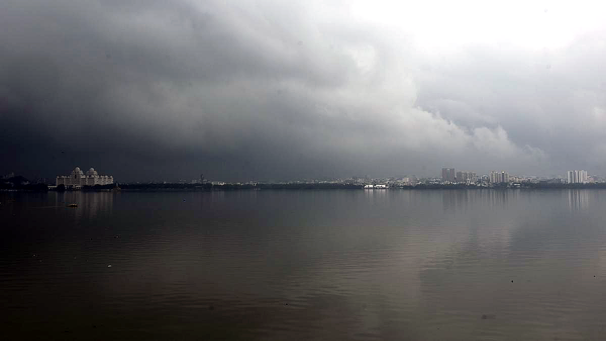 గాఢ మేఘాలతో కమ్ముకున్న హైదరాబాద్ నగర పరిసరాలు, వర్షానికి ముందు వాతావరణం