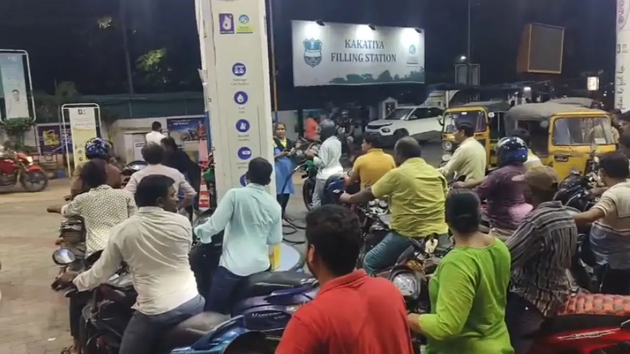 Petrol Rush | వరంగల్‌ను తాకిన ‘పెట్రోల్‌’ రద్దీ.. బంకుల వద్ద బారులు తీరిన వాహనదారులు..