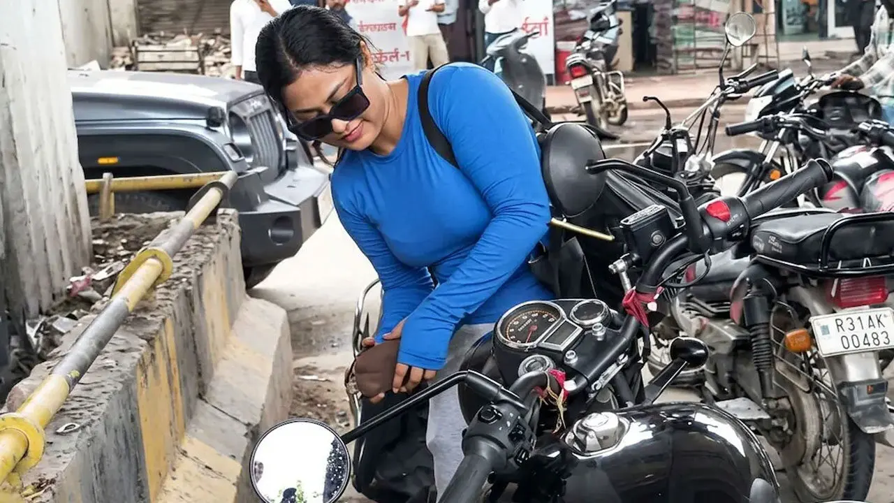 Road Rage In Jaipur | స్కూటీని తాకిందని..బుల్లెట్ బైక్ పై యువతి దాడి!